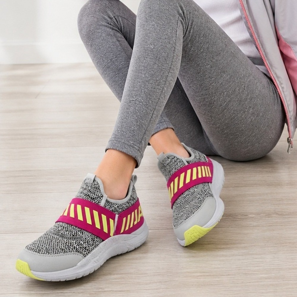 Under Armour Sneakers Girls Kids Youth Size 4.5 pink Gray Outhustle Tennis Shoes